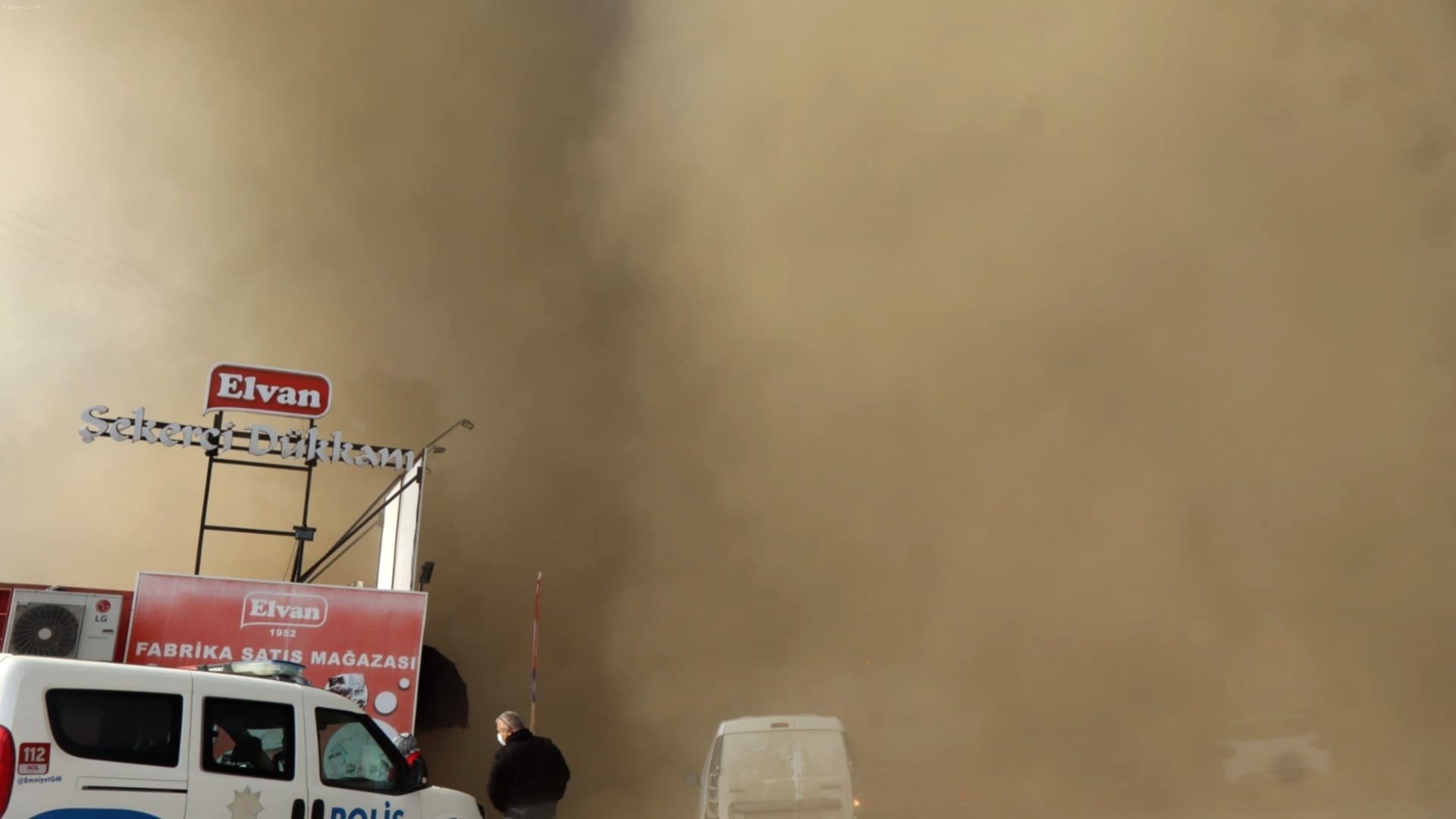 Violent incendie dans une confiserie à Sakarya : la route D-100 plongée dans un épais brouillard de fumée