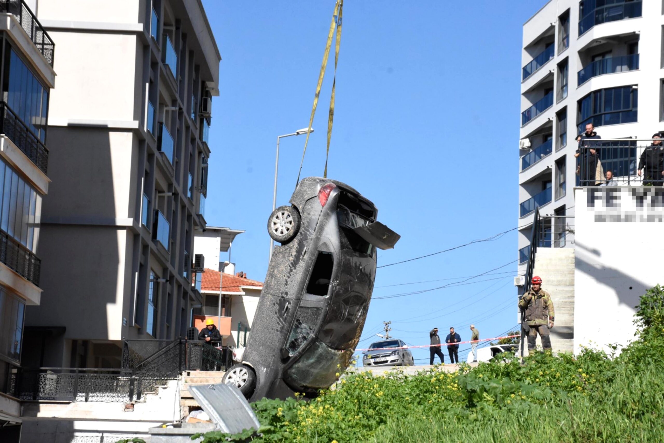 Glissement de terrain à İzmir : deux bâtiments et sept véhicules endommagés suite à de fortes pluies