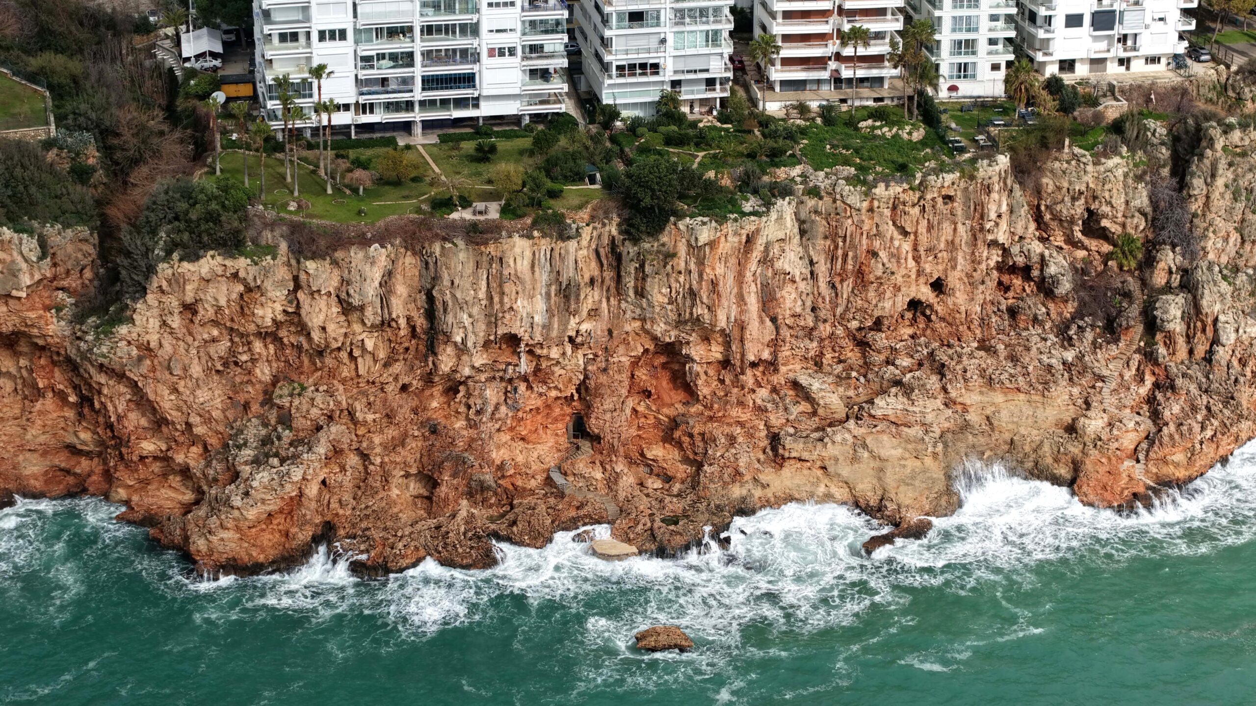 Structure Ilicite Découverte en Mer : Les Falaises de Konyaaltı sous Haute Tension