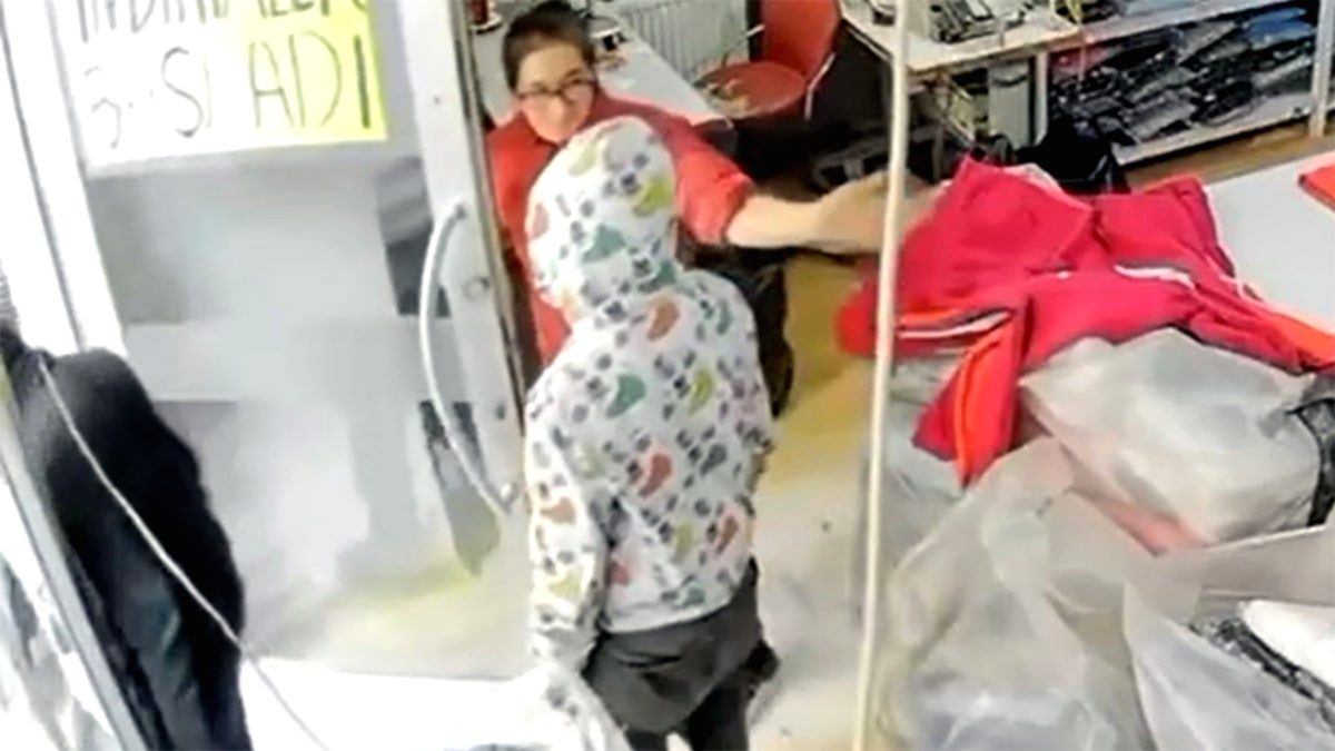 Femme courageuse repousse des cambrioleurs masqués et raconte son acte héroïque